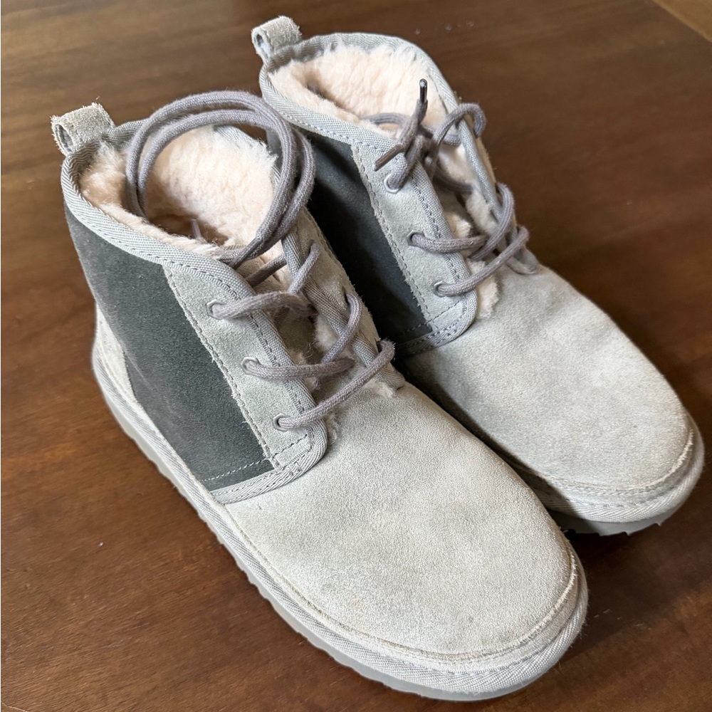 UGG Youth Neumel Grey Sheepskin Lace Up Ankle Bootie (Big Kids Size 4)